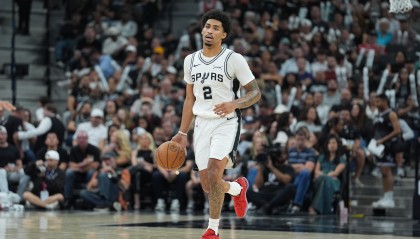 B体育登录入口-新秀赛季常规赛结束！马刺官方：哈珀因左大拇指伤势提前退赛