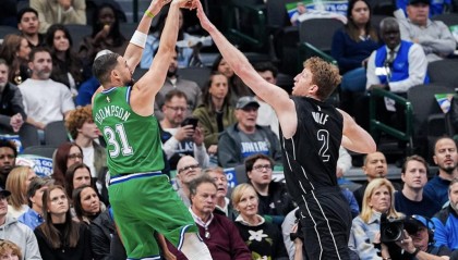 B体育登录入口-克莱生涯三分命中达2800个，成为NBA历史第五位达此成就的球员