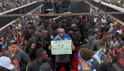 B体育app下载-放狠话×2！民主刚果游行庆典，巴坎布举标语：葡萄牙尽在掌握