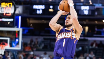 B体育官方入口-续命！布克弧顶晃动后三分命中 帮助太阳追到2分