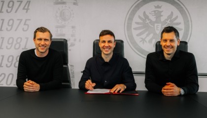 B体育app下载-留队！官方：33岁格策与法兰克福完成续约，新合同2028年到期